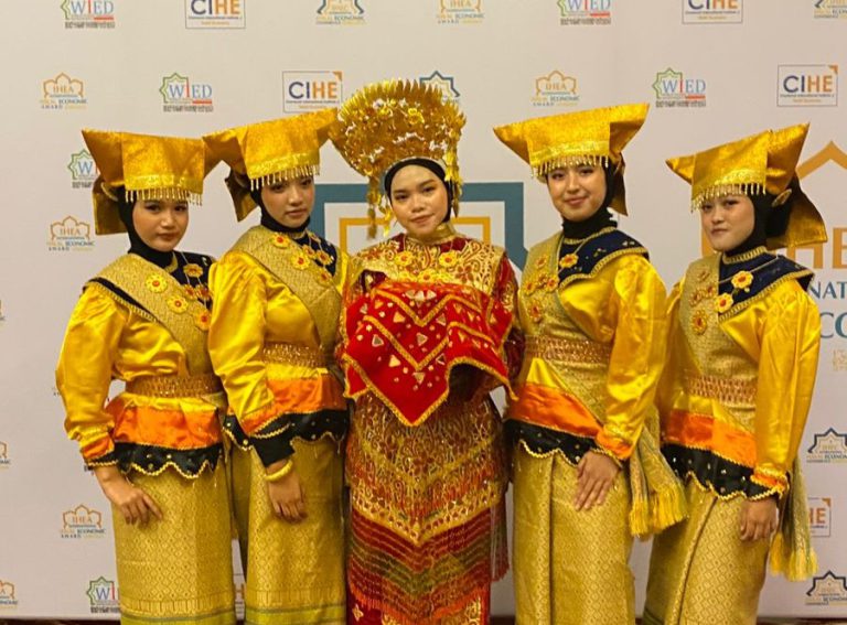Siswa MA dan IBS Istiqlal Jakarta Tampilkan Tari Pasembahan Minangkabau di Malaysia